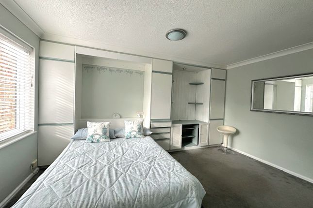 15 Dorchester Court,, Oriental Road, Surrey photo 4