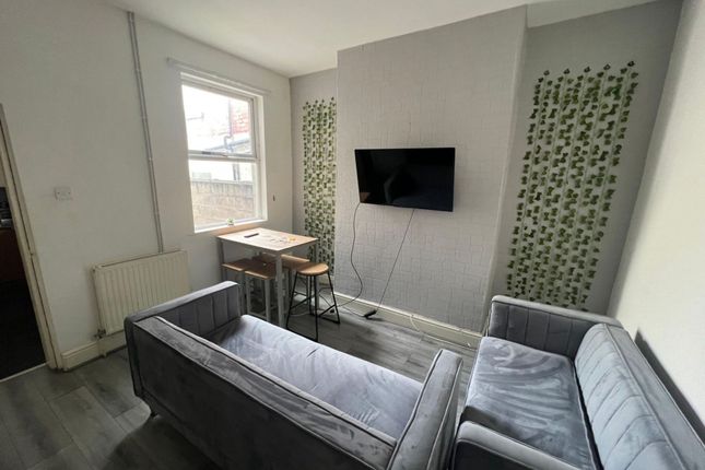Thumbnail Terraced house to rent in Hall Lane, Kensington