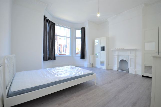 Flat to rent in Ormiston Grove, London