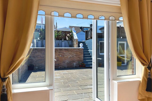 53 Forest Avenue, Hengoed photo 4