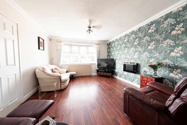 15 Meadow Way, Leicester photo 4