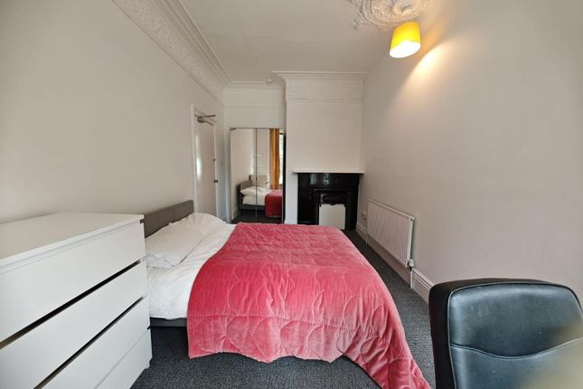 A Cozy Single Bedroom Featuring A Comfortable Sing...