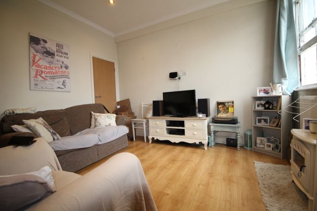 Flat to rent in Grove Crescent, Kingston Upon Thames