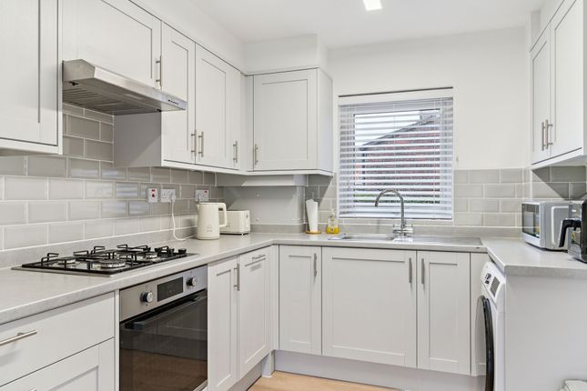 10 Tintern Close, Stevenage photo 3