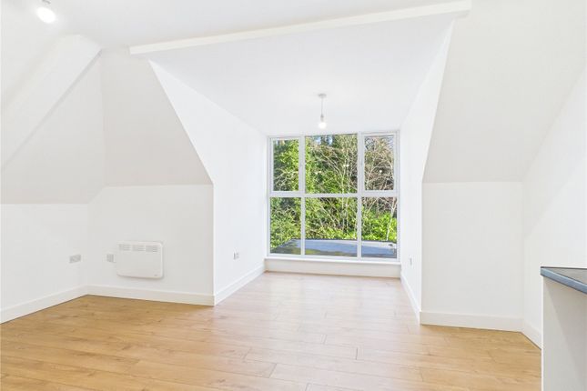 Room 6, 128, Brambletye Park Road, Surrey photo 2