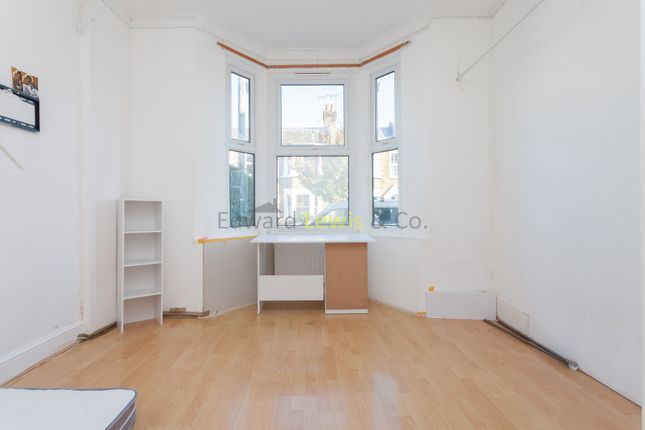 Flat to rent in Evelyn Road, London