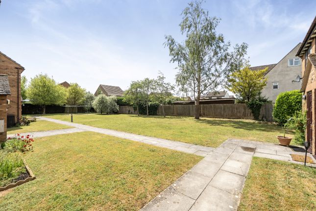 4, The Larches, Carterton photo 2
