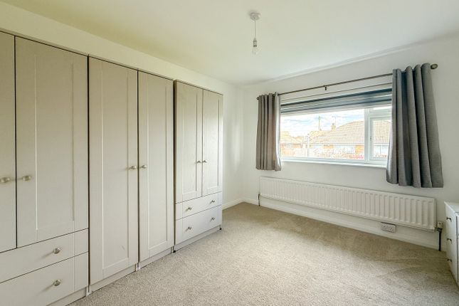 5, Marten Grove, Huddersfield photo 4