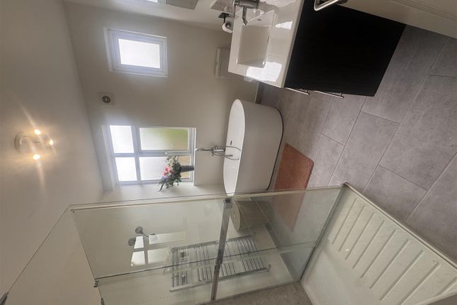 130, Elgar Avenue, Surbiton photo 2