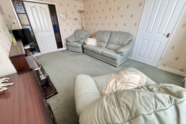 18, Pershore Gardens, Normoss photo 4