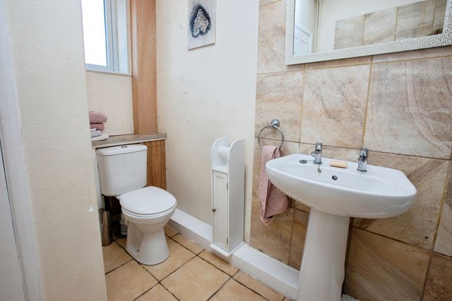 8, Spa Croft, Derbyshire photo 4