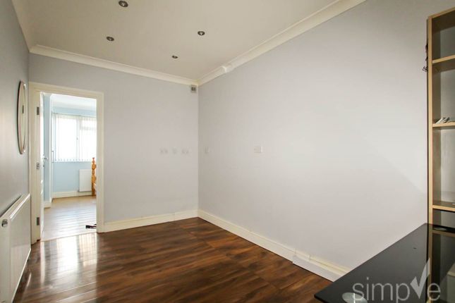Dunedin Way, Hayes Middlesex photo 2