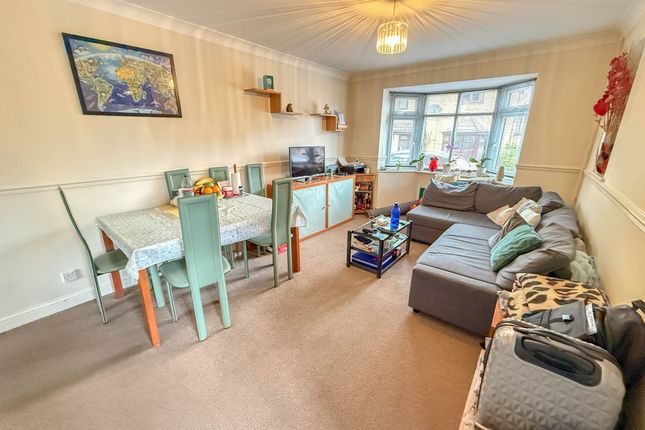 62 Hamilton Road, Watford photo 2