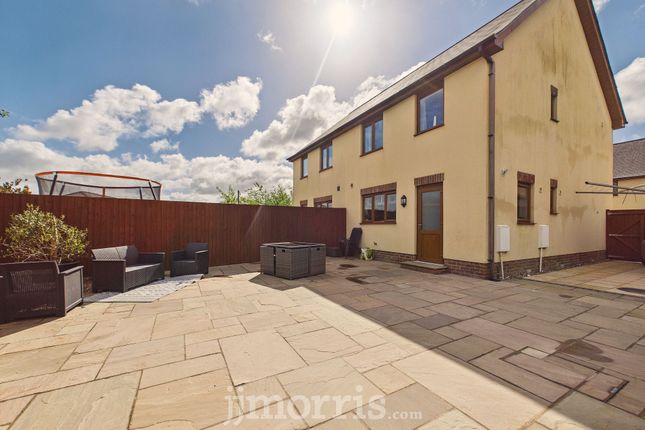 14 Llys Y Brenin, Whitland photo 4