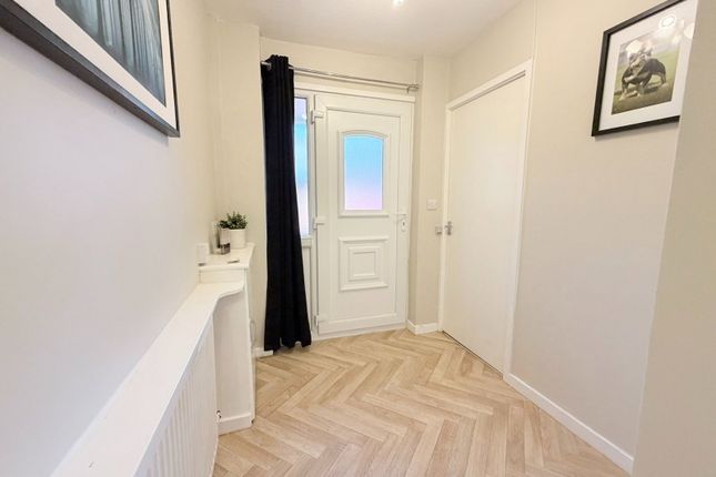 7, Oak Tree Crescent, Stalybridge photo 4