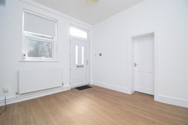 Flat to rent in Barnsley Road, Wakefield