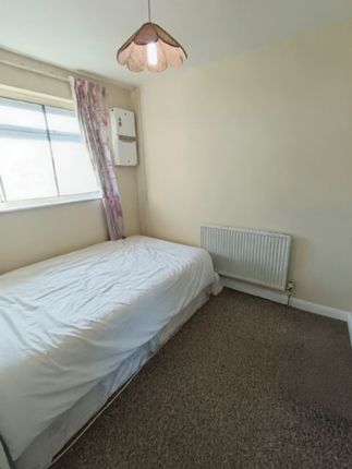 35, Travellers Way, Hounslow photo 5