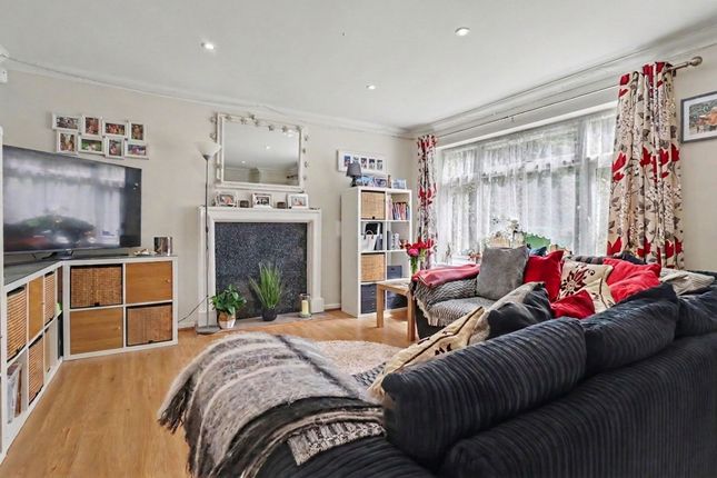 19 Foxwarren, Esher photo 4