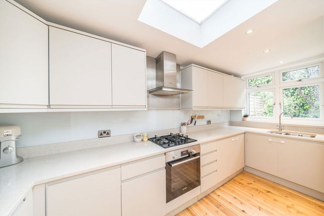 327, Eversleigh Road, London photo 3