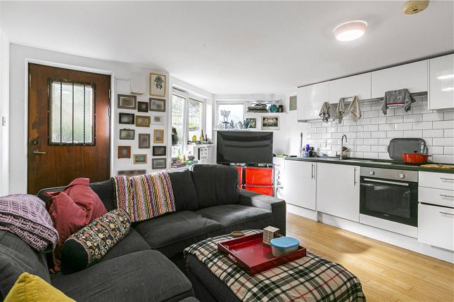 Flat to rent in Chartfield Avenue, Putney