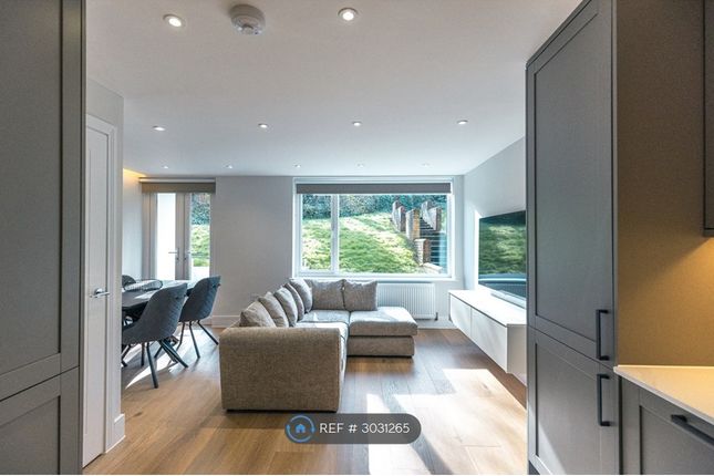 Flat, Harney Court Ommaney Road, London photo 2