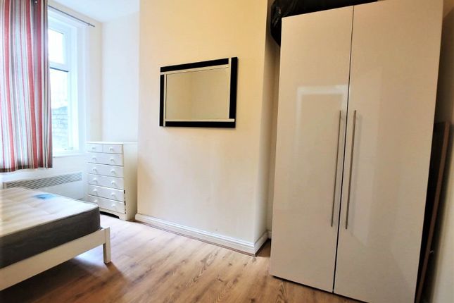 Thumbnail Flat to rent in Smedley Road, Manchester