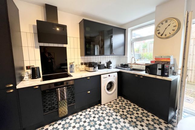 Ground Floor Maisonette, 145, Sanderstead Road, Sanderstead photo 5