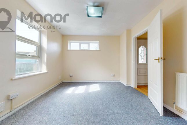 Flat to rent in Havering Road, Romford