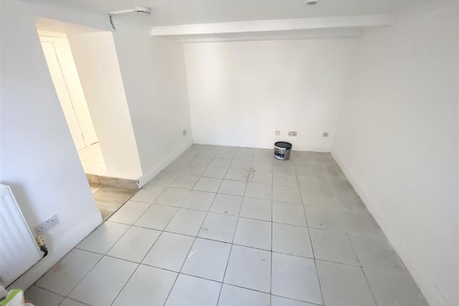 Basement Flat, 16, Richmond Road, Poole photo 3