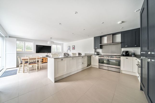 30 Pavilion Close, Pulborough photo 2