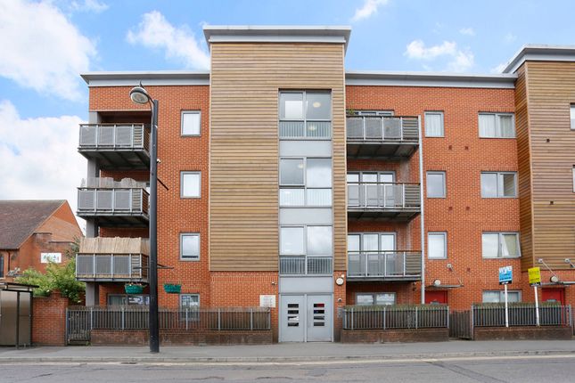 Thumbnail Flat to rent in Desborough Road, High Wycombe