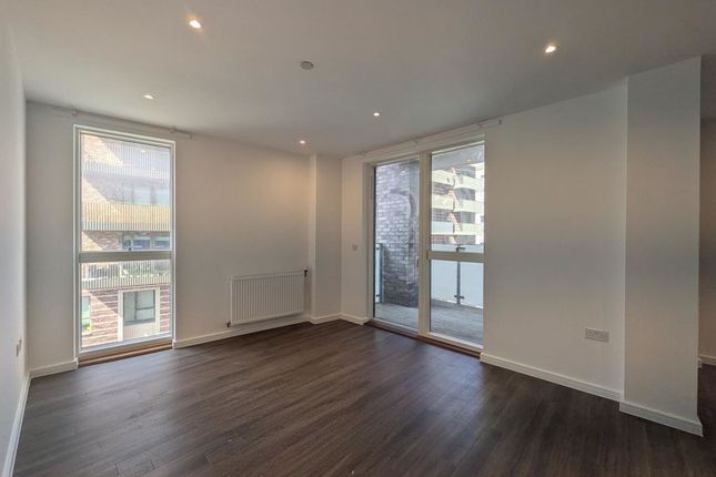 56 Blackburn Court, Bollo Lanee, London photo 2