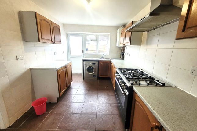 Property to rent in Richmond Crescent, Slough