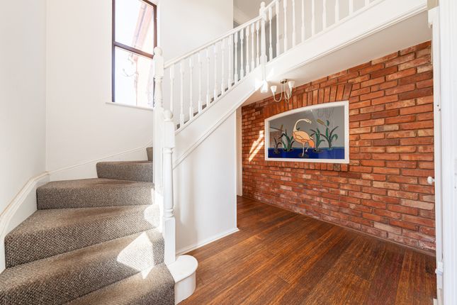 102 Colby Drive, Leicester photo 2