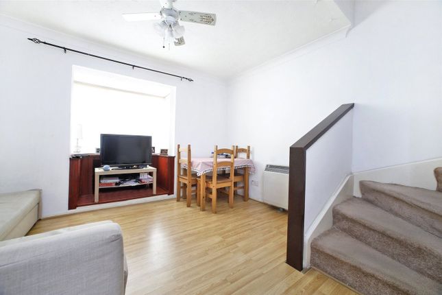 82, Oxley Close, London photo 3
