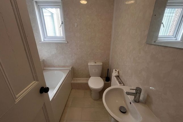 102,B, London Road, Neath photo 5