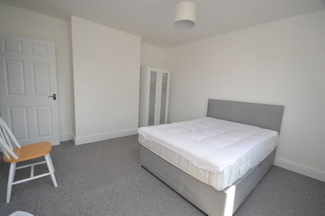 Flat to rent in Derby Road, Beeston, Nottingham