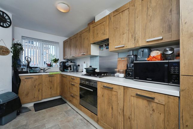 9, Denham Drive, Bradford photo 4