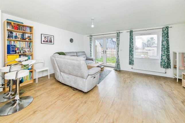 6, Woodfield, BURGESS HILL photo 2