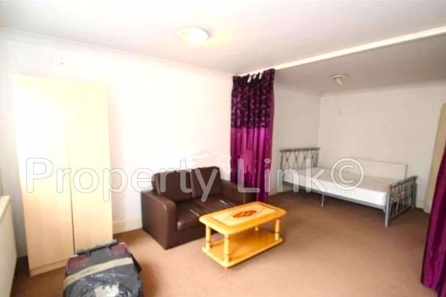 Flat to rent in Christchurch Road, Ilford