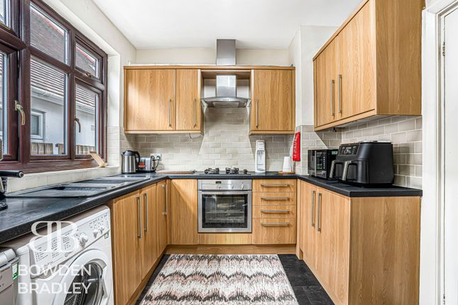 100 Stradbroke Grove, Clayhall photo 4