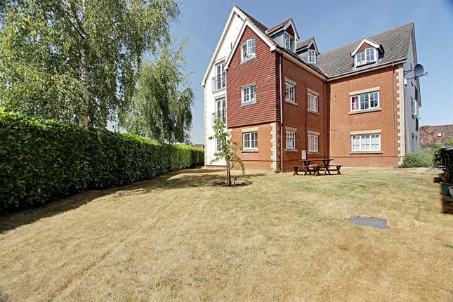 2 bed flat for sale in London Road, Aston Clinton, Aylesbury HP22