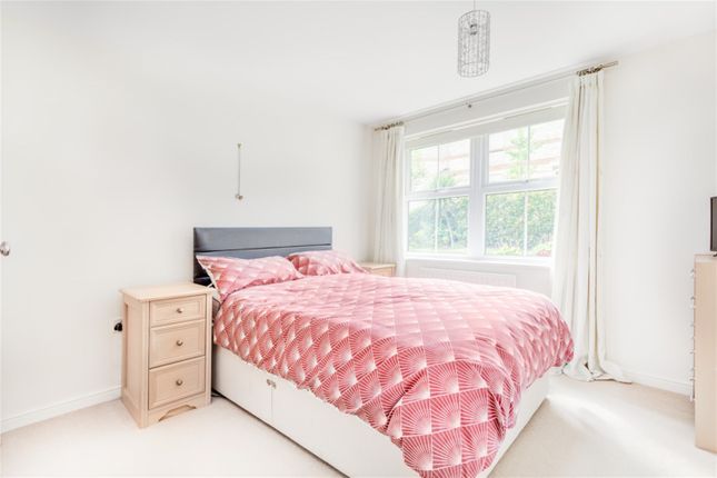 2, Silk Croft, Horton Crescent, Epsom photo 4