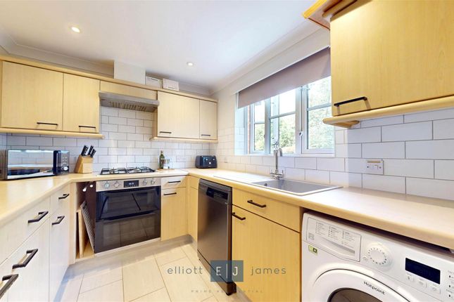 40, Fairmeads, Loughton photo 3