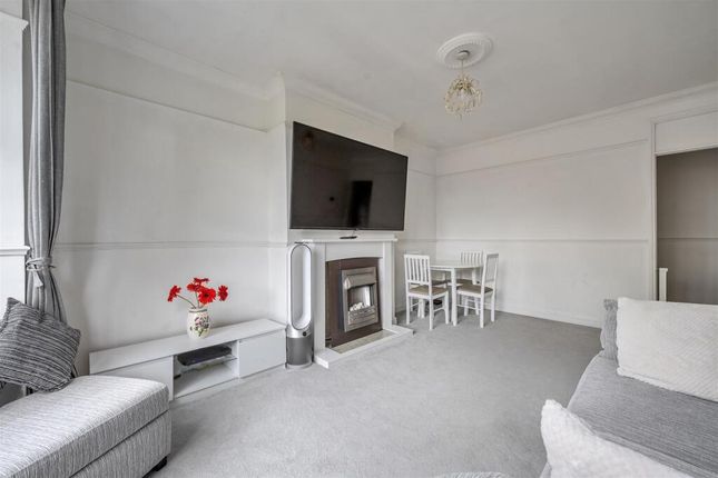 Flat 48, Seymour Court, Whitehall Road, London photo 4