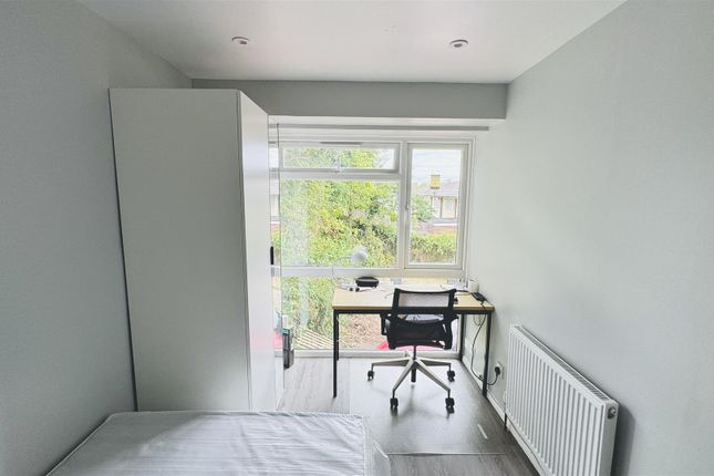 Room 5, 184, Guildford Park Avenue, Guildford photo 2