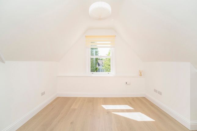 Flat 7, 27, Woodville Gardens, London photo 2