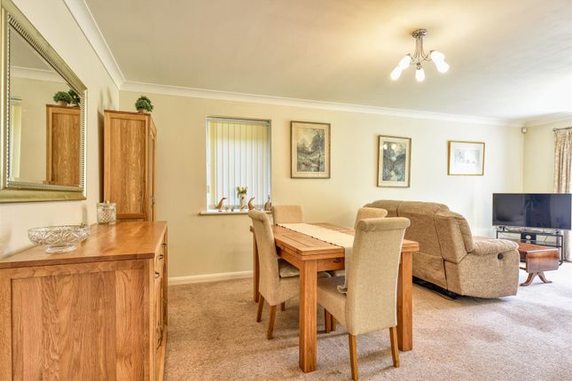 3 Roslyn Court, Willow Wong, Nottingham photo 4