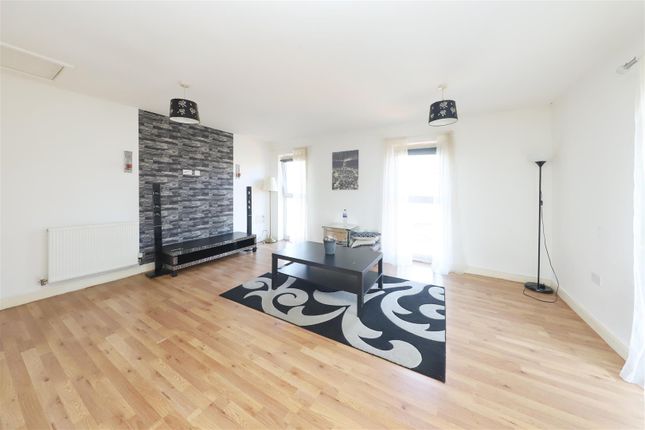 Flat for sale in Otter Way, Yiewsley, West Drayton