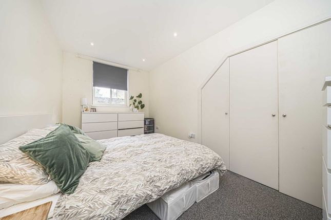 Flat to rent in Station Road, Hampton